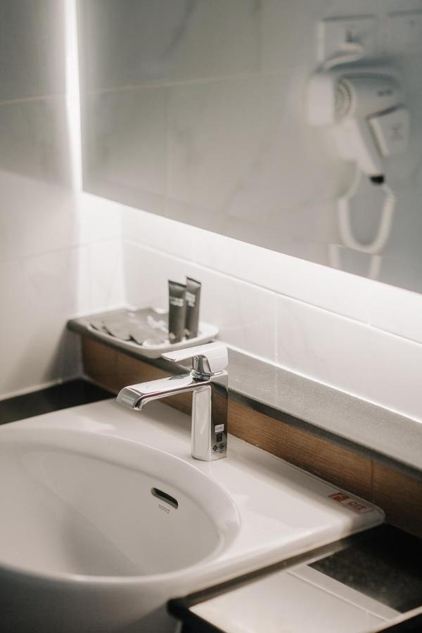 Arista Hotel Ubon Убон Ратчатани Екстериор снимка